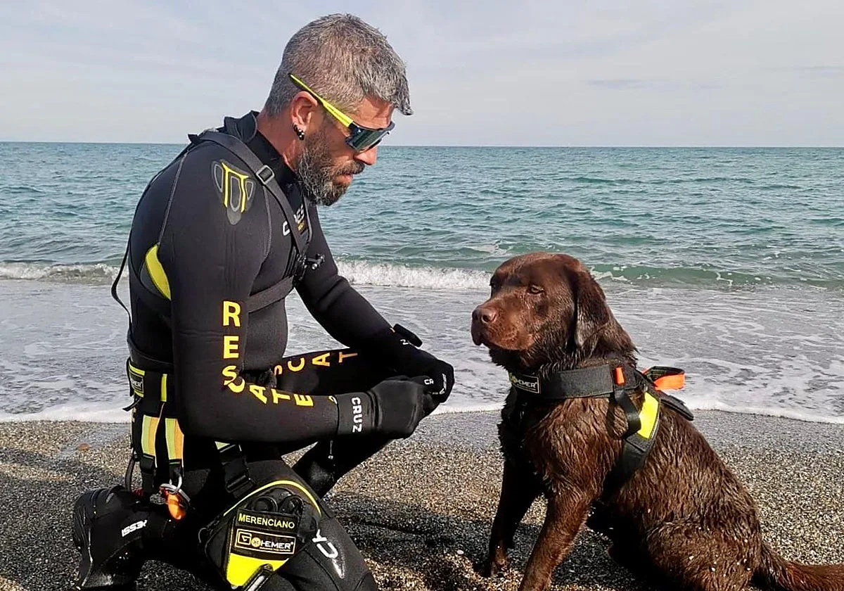El equipo canino que salva vidas en la costa de Torrox