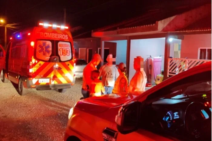 Mãe é presa após deixar três filhos sozinhos para ir a forró e casa pegar fogo