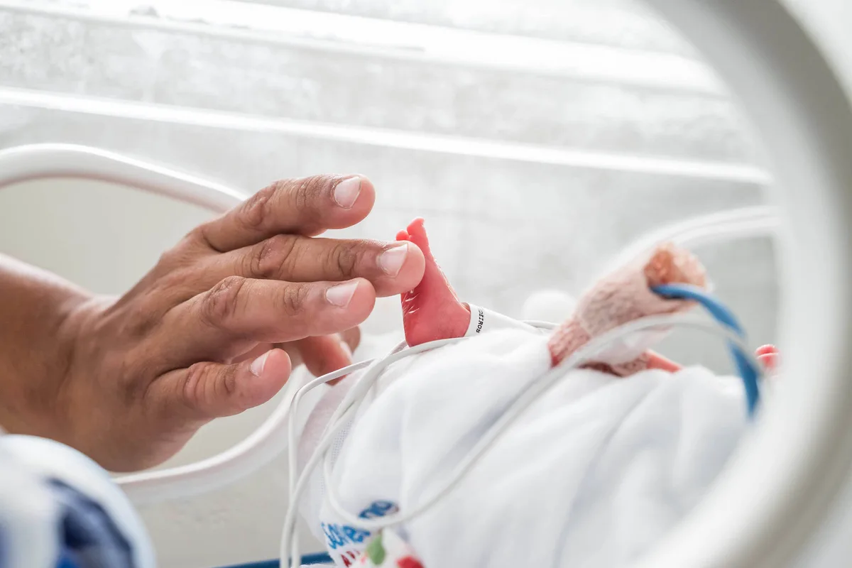 Sociedade de Pediatria desaconselha fotos com pacientes em redes sociais e upload de imagens de IA