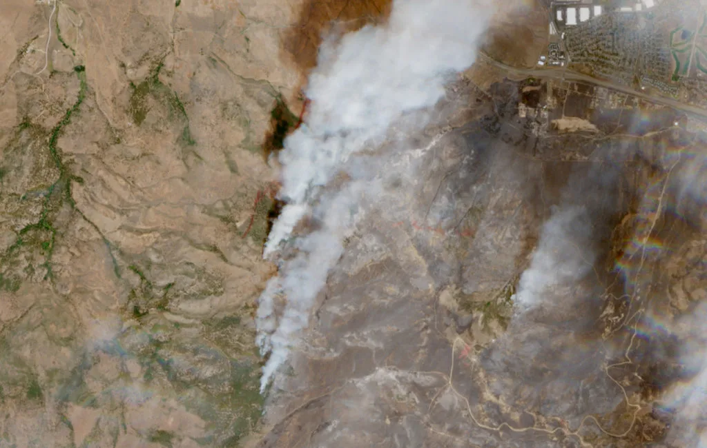Authorities urge thousands to evacuate as fast-moving wildfire threatens Reno, Nevada