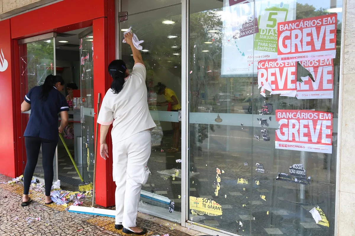 Bancários farão paralisação de 24 horas nesta quinta (20/8)