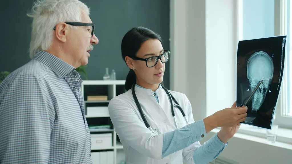 Los hospitales en Estados Unidos usan IA para inflar sus cobros. Las aseguradoras responden con sus propios algoritmos para no pagar