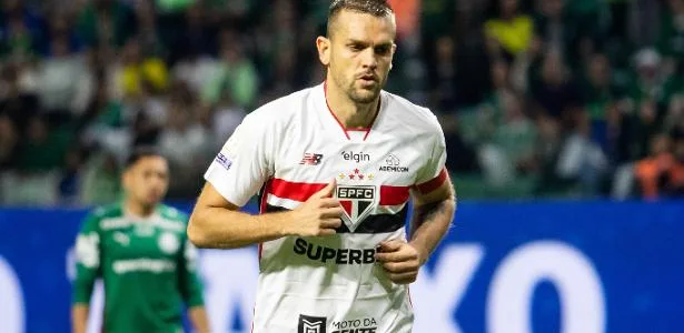 Tolói vê 'bom jogo' do São Paulo até expulsão e pede foco no Boca Juniors