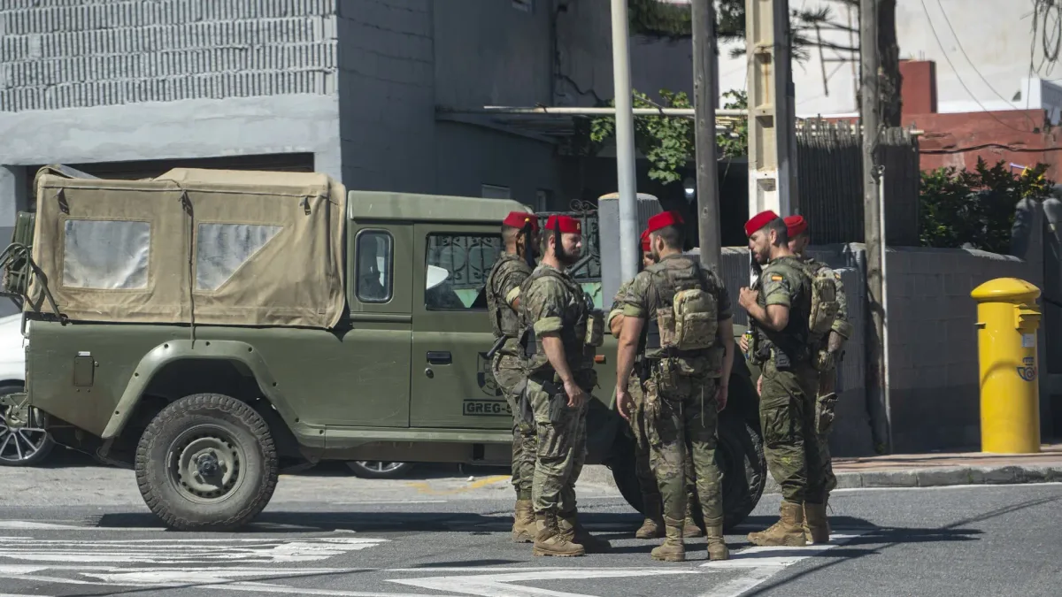 Los militares en Ceuta reciben permiso para usar armas de fuego como autodefensa, pero solo una por patrulla: "Es una ridiculez"