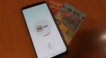 Pagamentos em dinheiro recuperam espaço na zona euro e uso do telemóvel dispara revela BCE