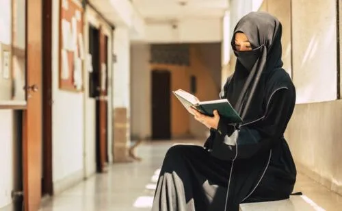 Giorgia Meloni anuncia prohibición de burka, niqab y velo islámico en escuelas; fija límite de alumnos extranjeros por clase