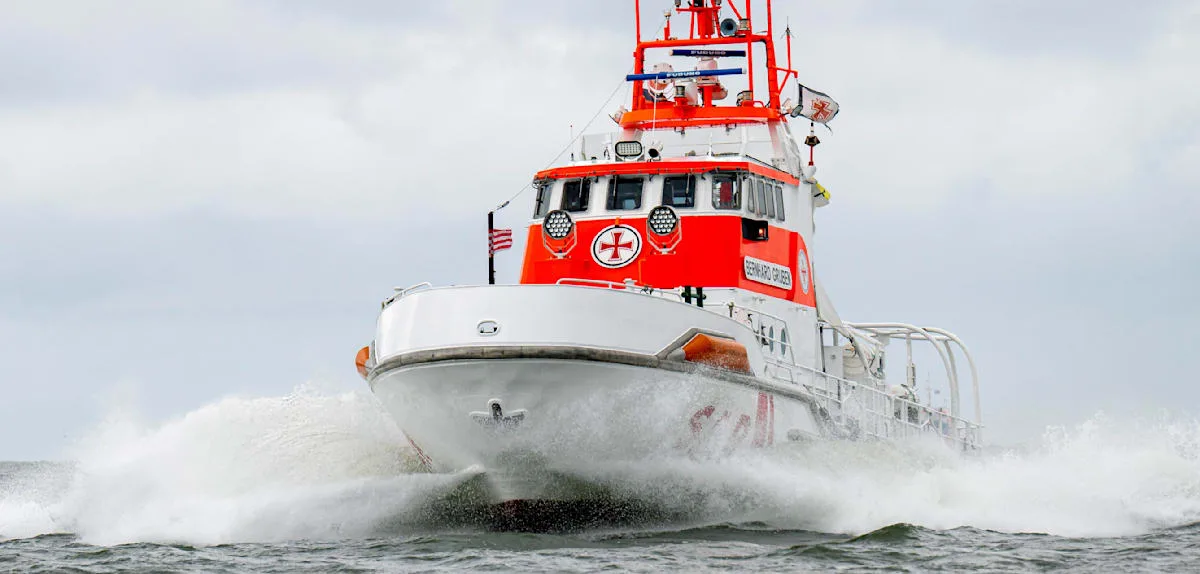 Stundenlang auf stürmischer Nordsee – 69-jähriger Surfer überlebt mit seinem Surfbrett