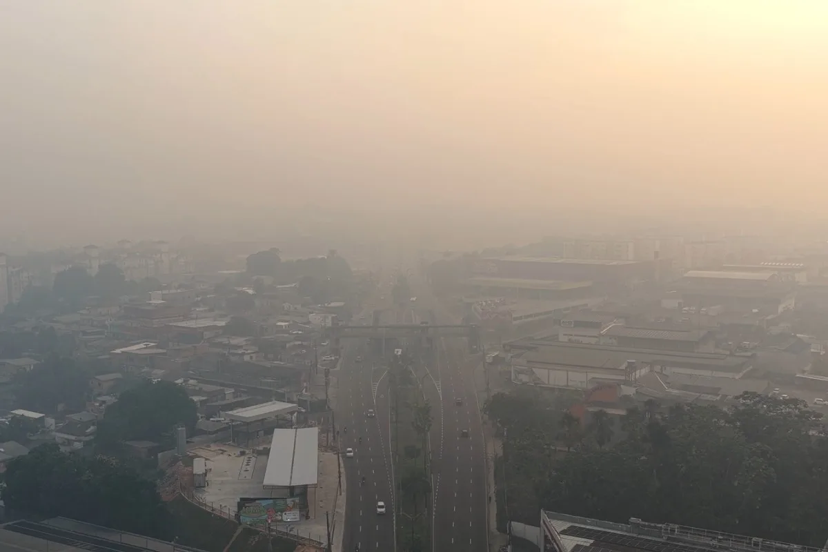 VÍDEO: fumaça encobre avenida na Zona Norte de Manaus e reduz visibilidade