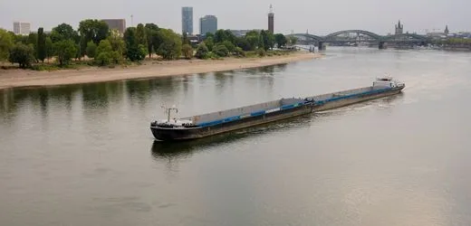 Niedrigwasser am Rhein: Trockenheit gefährdet Industrie an den Ufern