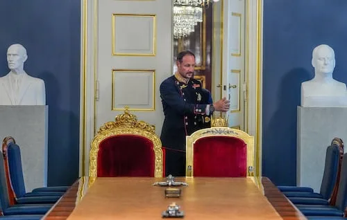 ¿Quién es Haakon VIII y por qué llega al trono en el peor momento de la monarquía noruega?; hereda la Corona tras muerte de Harald V