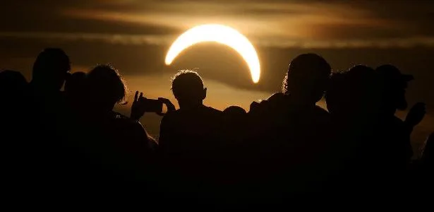 'Uma vez na vida': eclipse solar raro começa na Rússia e segue pela Europa