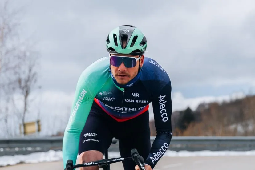 Le biathlète Émilien Jacquelin à la découverte du peloton professionnel : « Peut-être le milieu dans lequel j'aurais dû être depuis longtemps »