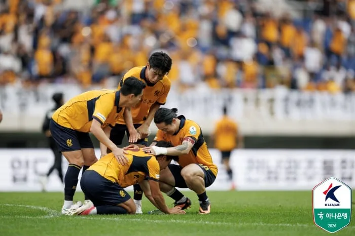 "218일→그리고 29경기" '꼴찌' 광주FC 눈물의 승리…'야고 득점 선두' 울산 HD 4-3 제압