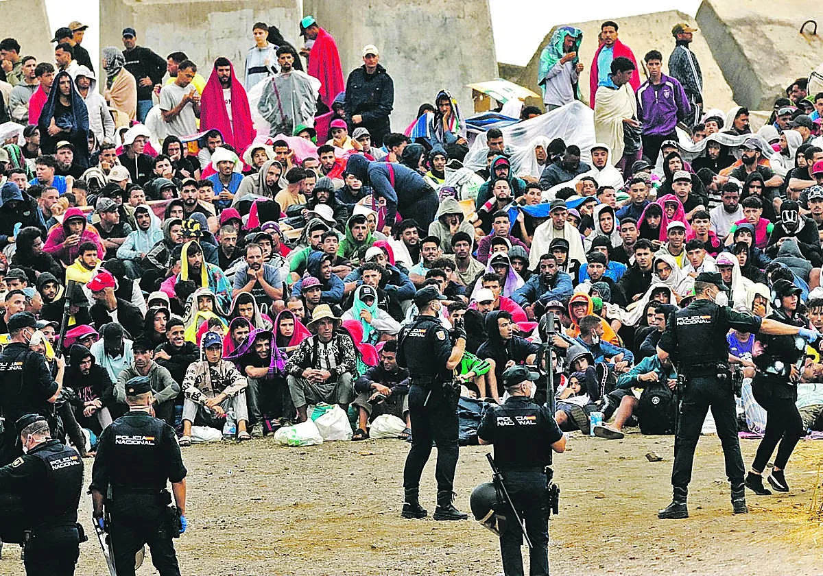 «Improvisación y caos» en la reagrupación de los inmigrantes de Ceuta