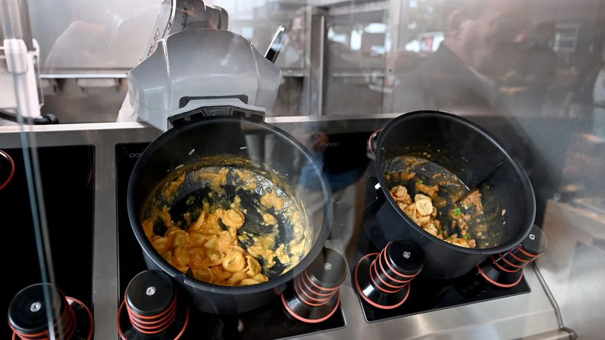 Gastronomie: Koch-Roboter kann bis zu acht Gerichte gleichzeitig kochen