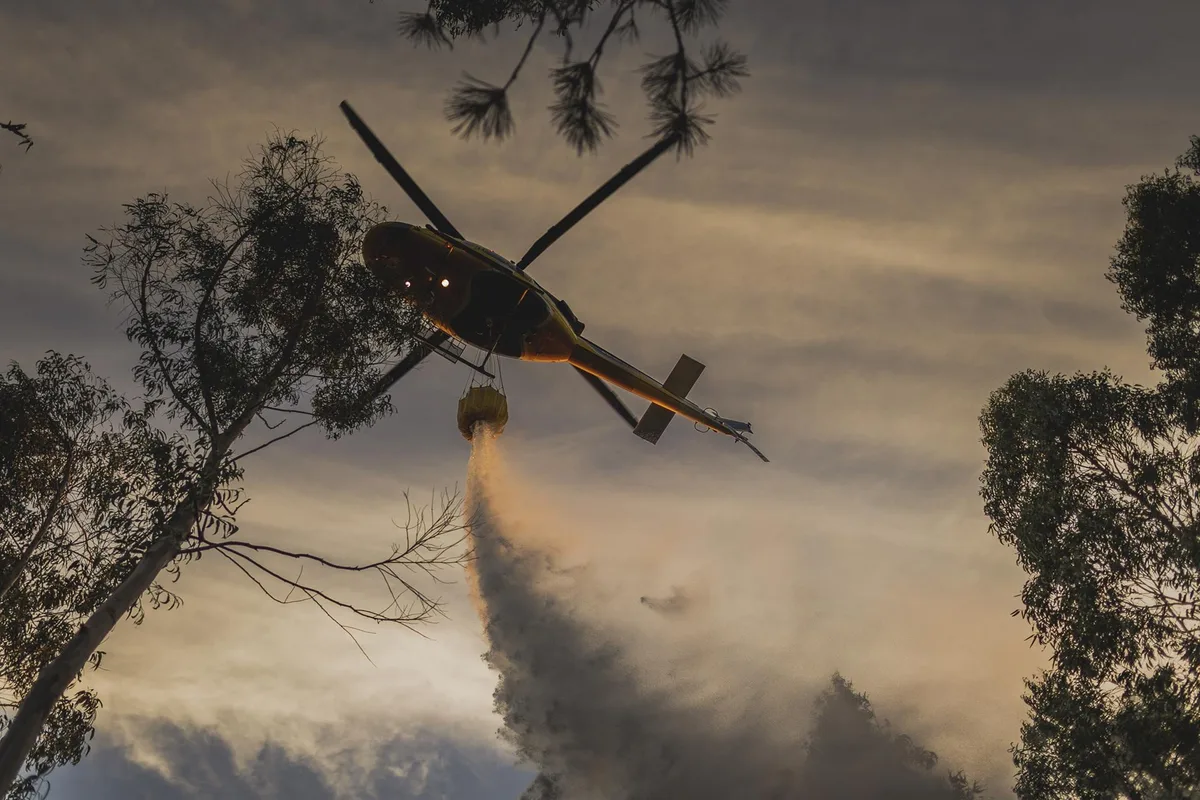 Controlado el incendio forestal de Lousame tras quemar unas 30 hectáreas