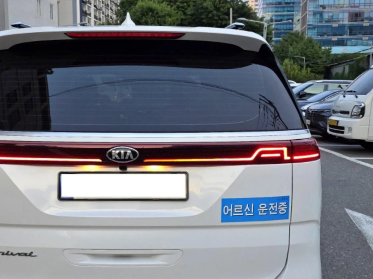 차 뒤에 붙은 ‘어르신 운전중’ 표지, 무슨 의미일까?…대상과 신청 방법은