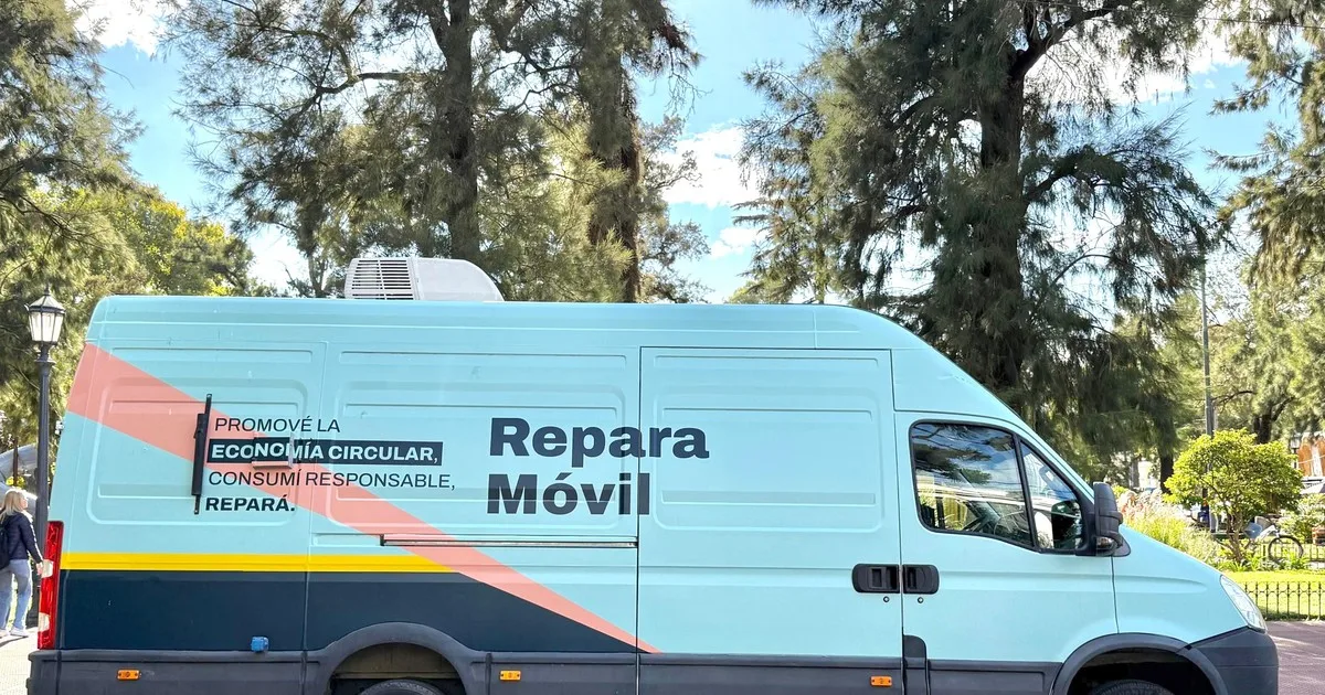 Plaza Irlanda recibe al Repara Móvil: arreglan celulares, electrodomésticos y hasta juguetes para mascotas