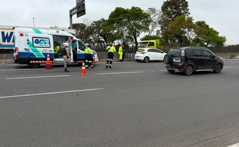 Casal de moto bate em carro na BR-277 e acidente complica trânsito em Curitiba: “É o famoso corredor”