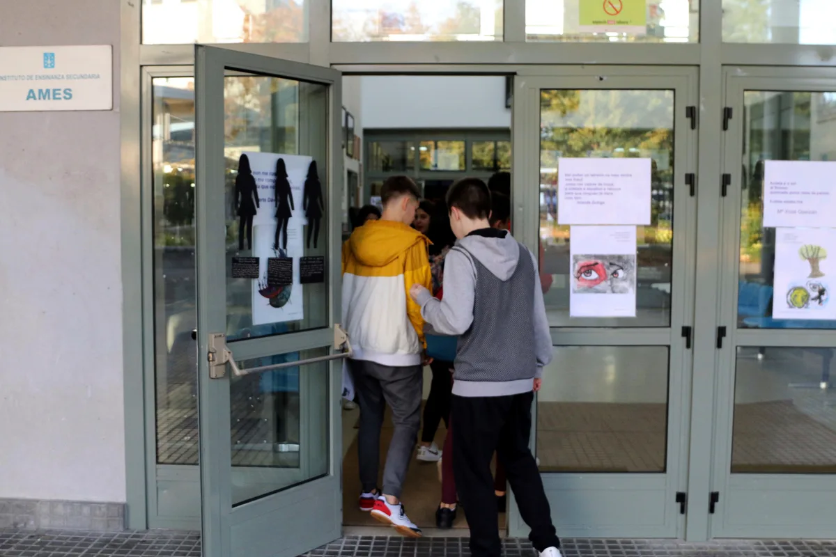 La escuela española sí iguala por abajo: los alumnos excelentes empeoran más del doble que los rezagados