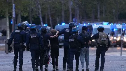 Menottes, "coups de pied et de matraque", insultes... Des lycéens et leurs parents dénoncent les conditions des gardes à vue et "des intimidations"