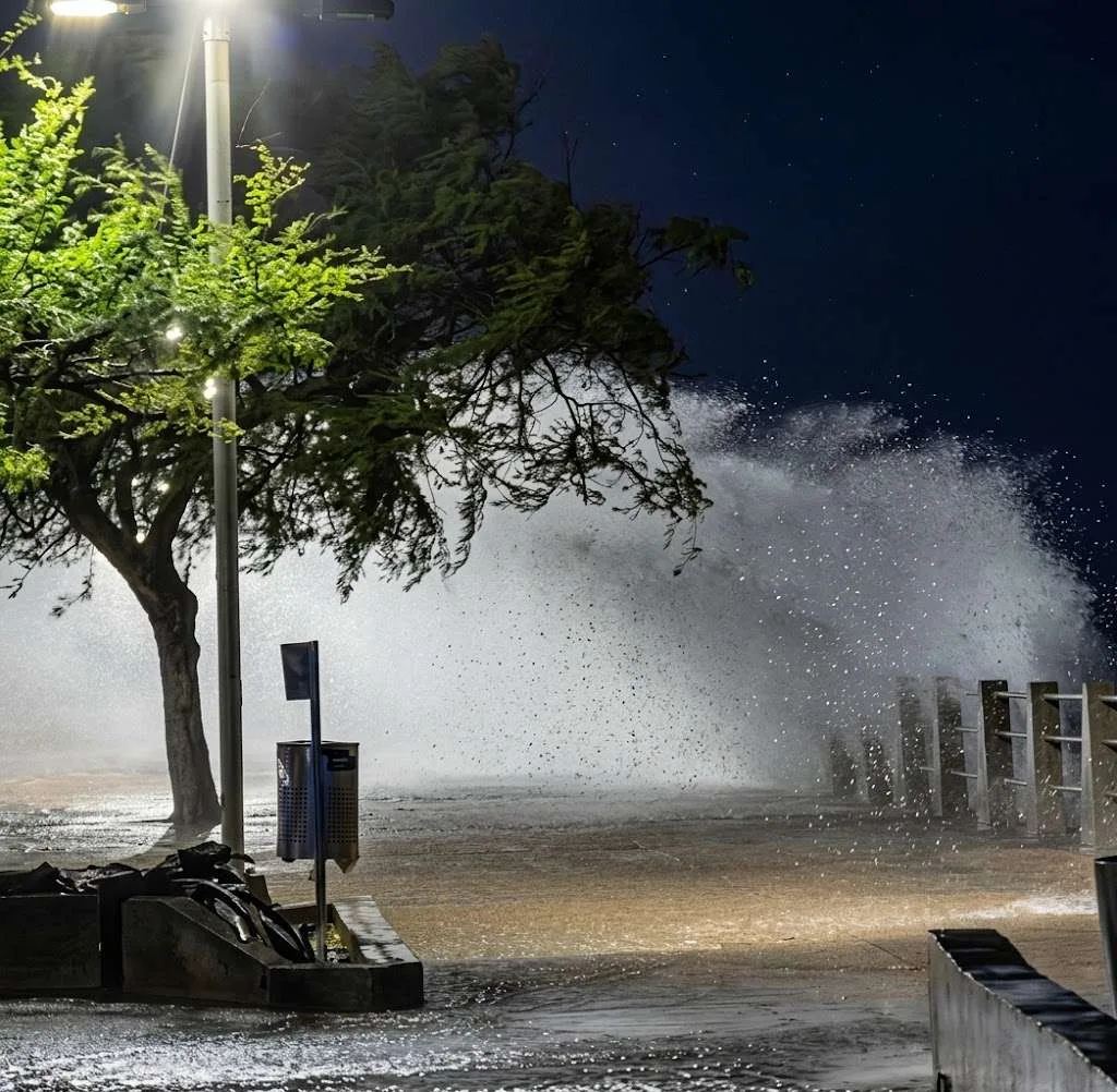 Atienden incidencias por paso de onda tropical en Maracaibo