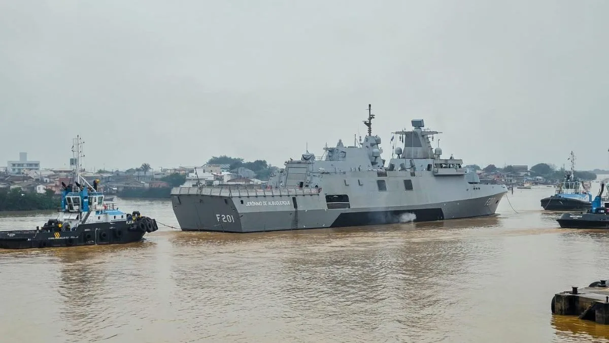 Fragata de guerra que ‘ataca pelo ar, mar e fundo do oceano’ deixa SC para etapa decisiva antes de entrar em operação na Marinha