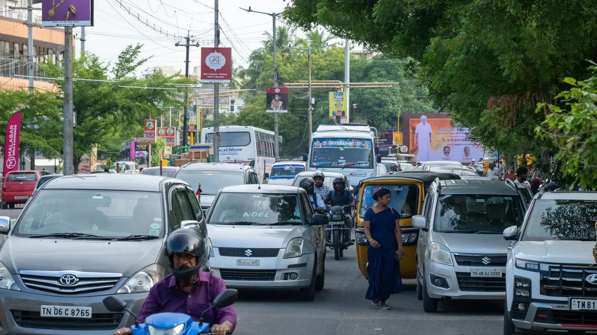 Karur Bypass Road chokes with chaotic traffic, unchecked roadside parking