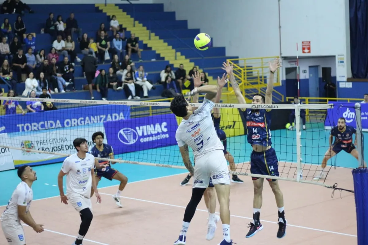 Itaquá vence São José no tie-break e alcança a 2ª vitória seguida no Paulista de Vôlei