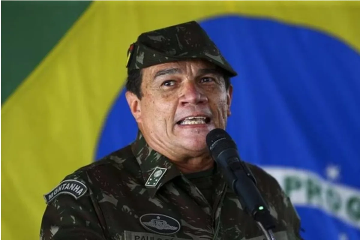 Moraes reduz pena de ex-ministro de Bolsonaro e libera trabalho no Exército