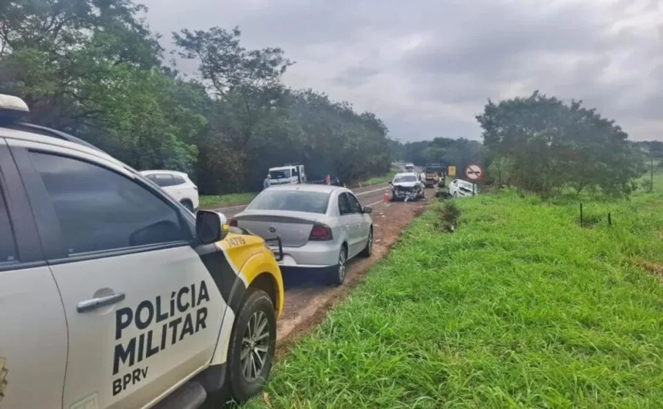 Idosa morre e quatro pessoas ficam feridas em grave acidente entre três veículos na PR-323