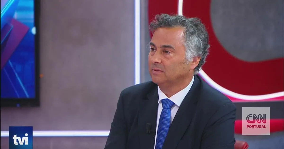 Ministro admite falhas nos exames, mas garante: "Nenhum aluno foi prejudicado"