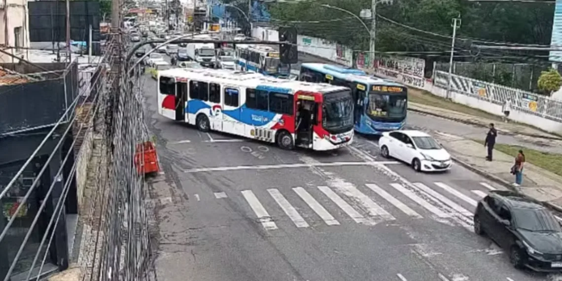 Criminosos sequestram 16 ônibus e fazem barricadas na Zona Norte do Rio