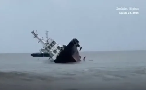VIDEO: Barco se hunde en la costa de Filipinas; tripulación saltó al mar para salvarse