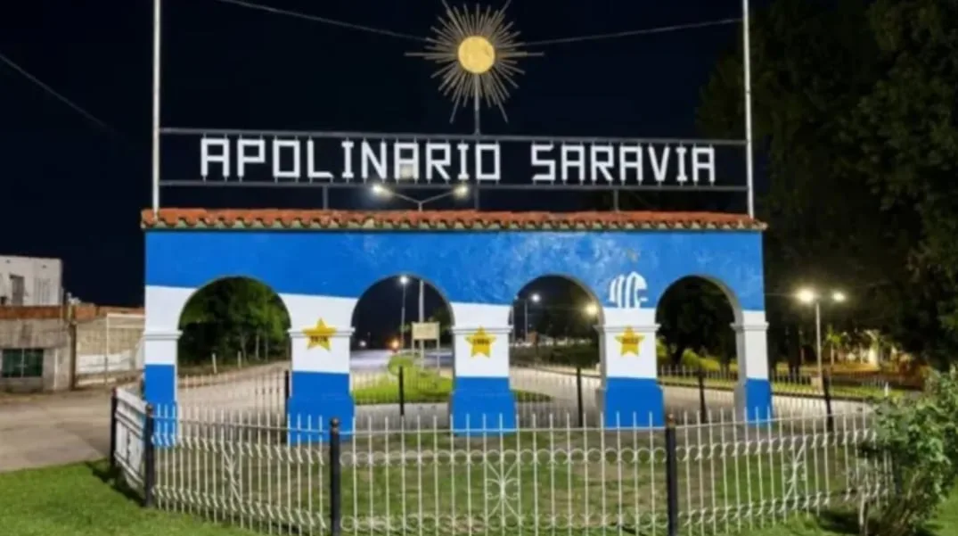 Imputaron a un hombre por amenazar a su novia con un cuchillo y matar a su perro: el video que lo complica