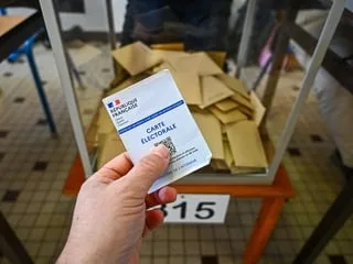 Présidentielle 2027 : promesse de Jean-Luc Mélenchon, le vote à seize ans, serpent de mer des campagnes électorales