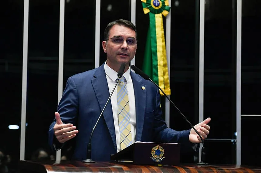 Flávio fez repasse para ONG inexistente e instituto indicado por miliciano, diz site