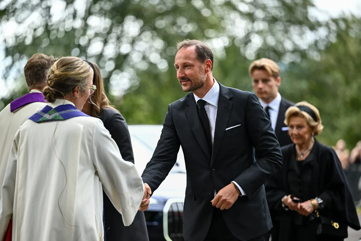 El rey Haakon VIII, sus hijos y la reina Sonia encabezan el funeral del rey Harald: grandes ausencias y mucho dolor