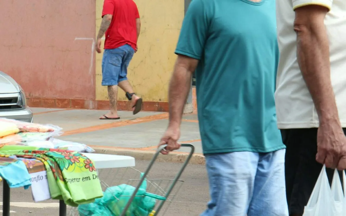 Som alto e funk com palavrão: rua vira impasse entre feirantes e “festeiros”