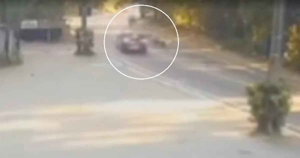 Motociclista é derrubado por carro a caminho do trabalho e motorista foge sem prestar socorro em Petrópolis