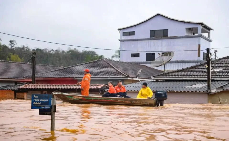 El Niño: 709 ambulâncias e 478 UBS reforçam SUS no Sul para enfrentar chuvas e enchentes