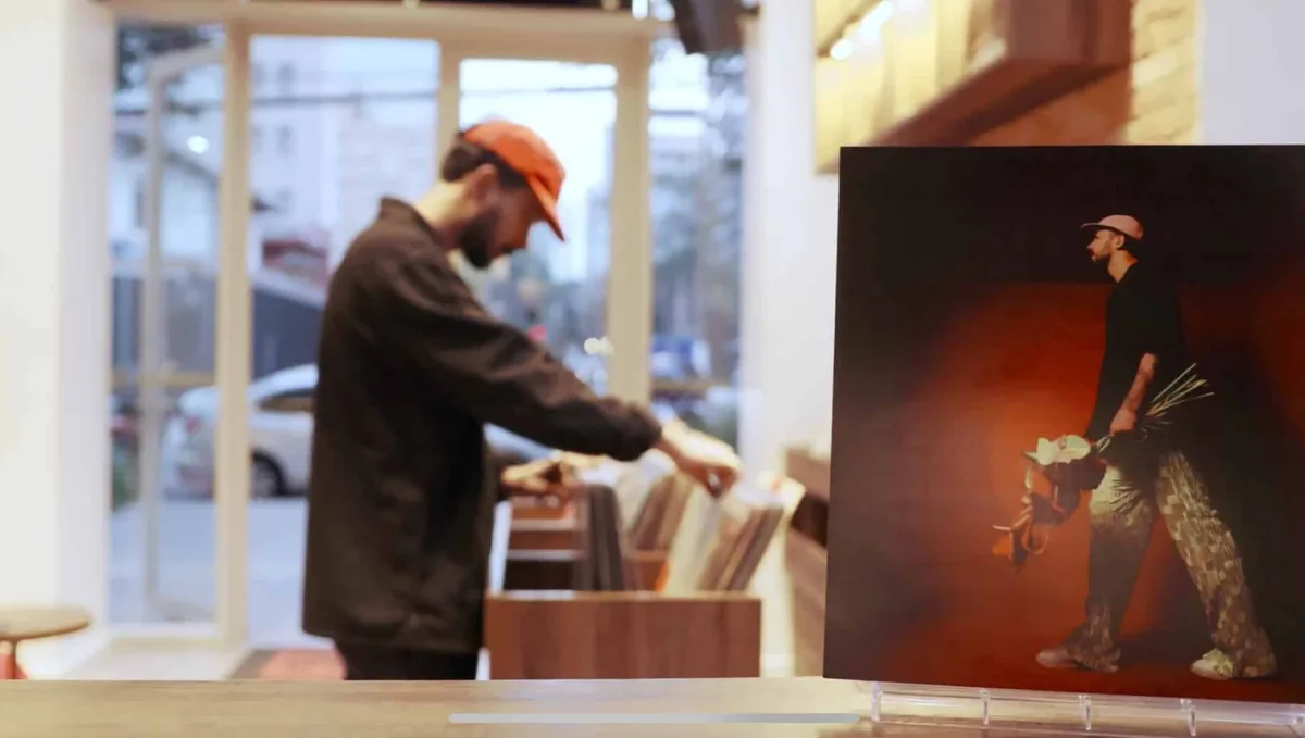John lança vinil do álbum “Na Trave” em edição limitada após superar 1,5 milhão de execuções