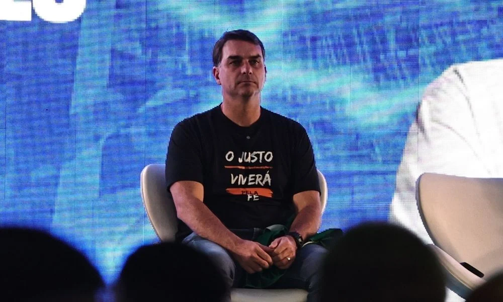 Polícia identifica suspeito de ameaçar dar ‘facada’ em Flávio Bolsonaro
