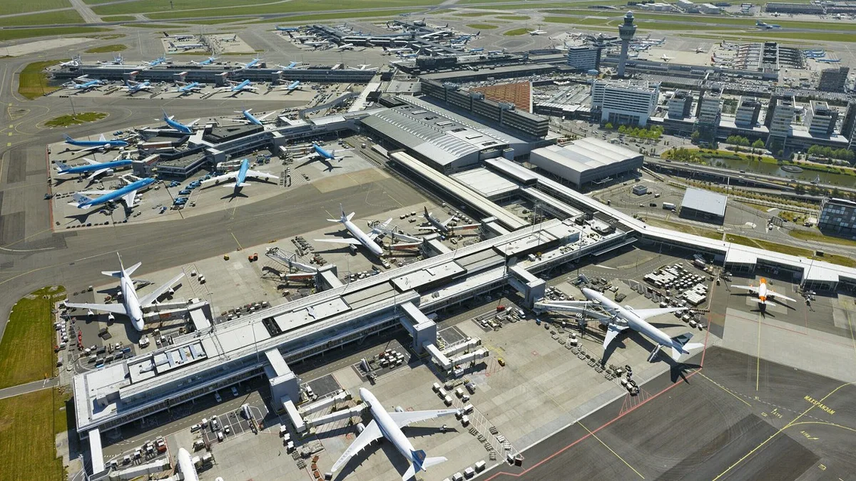 Aeroporto alemão suspende todos os voos após alerta de emergência. Caças militares escoltaram avião até à pista