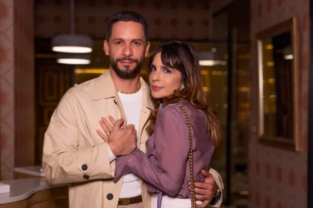 Quem Ama Cuida: Pedro e Adriana encontram laudos originais da morte de Arthur e caso tem reviravolta (Foto: Globo/ Manoella Mello)