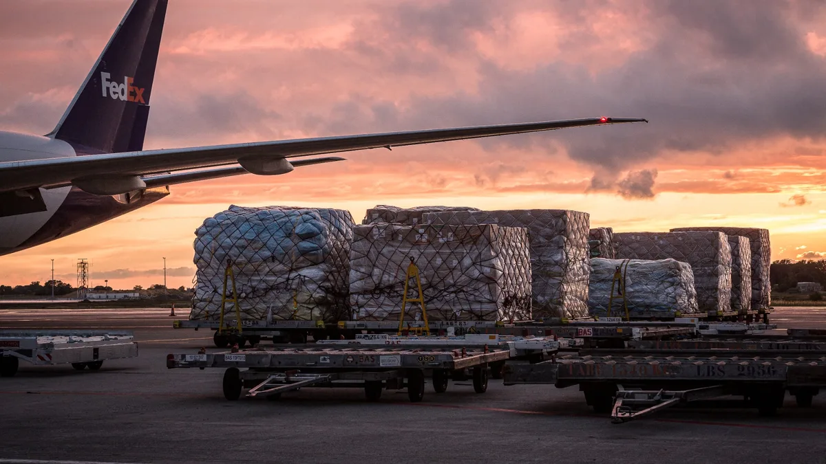 La taxe européenne rebute efficacement les clients: les arrivées de petits colis de Shein ou Temu ont chuté de 53% à l'aéroport de Liège (il en rentrait 180 par seconde il y a un an)