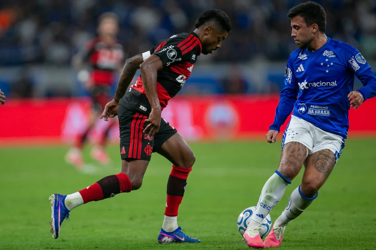 VAR de Cruzeiro x Flamengo foi o mesmo da final da Libertadores de 2025; compare lances polêmicos