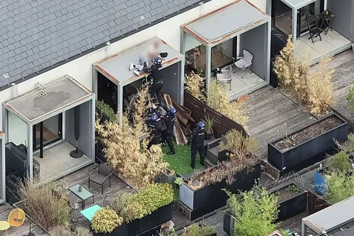 Footage shows moment police arrest wanted man while he slept on roof