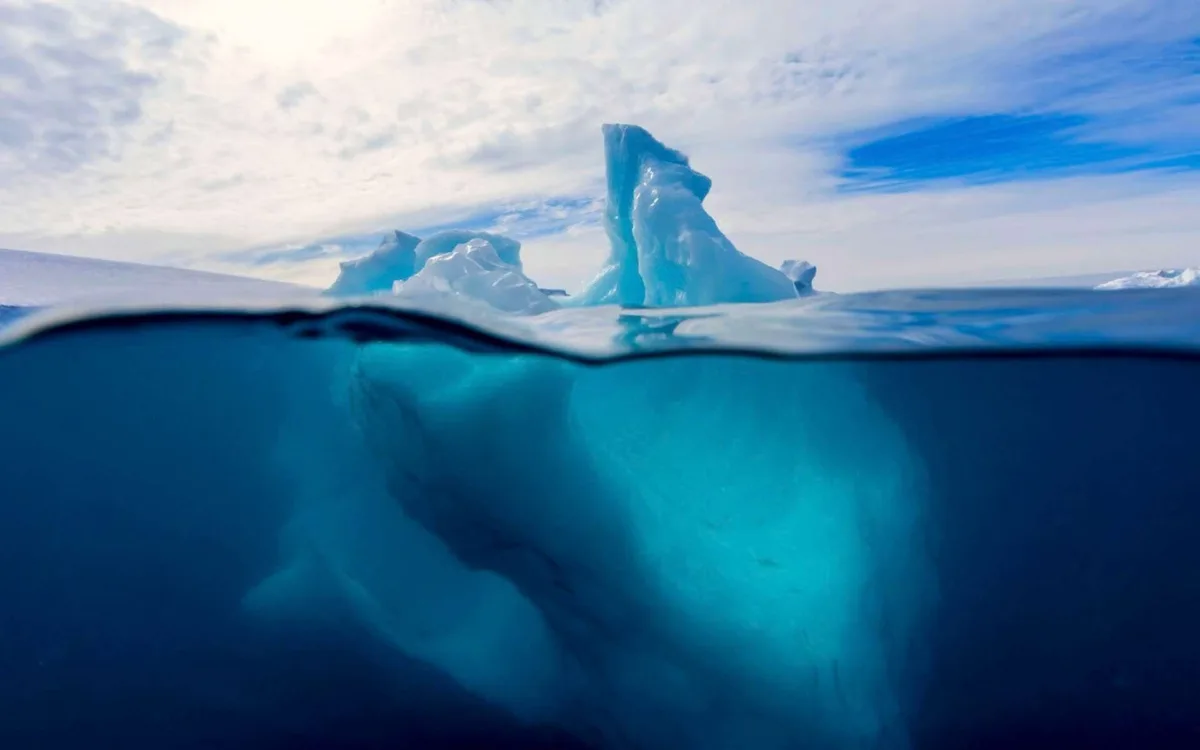 Un iceberg géant transportant des conteneurs maritimes repéré au large de l'Antarctique