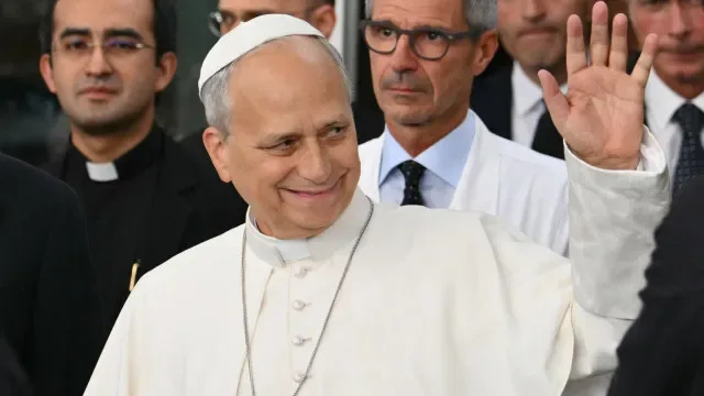 Papa Leão XIV deixa hospital com um sorriso e sob aplausos. As imagens
